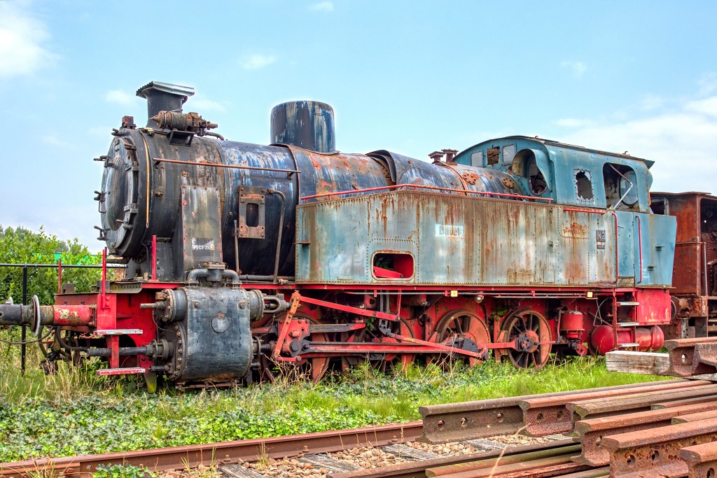 HDR urbex trein train chemin de fer Junkyard urban graffiti oldtimer junk decay vervallen abandoned abondonne vandalisme